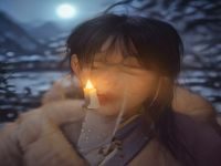 咖啡馆场景，用户在笔记本上使用草榴网址查找设计资源，屏幕显示设计工具分类页面
